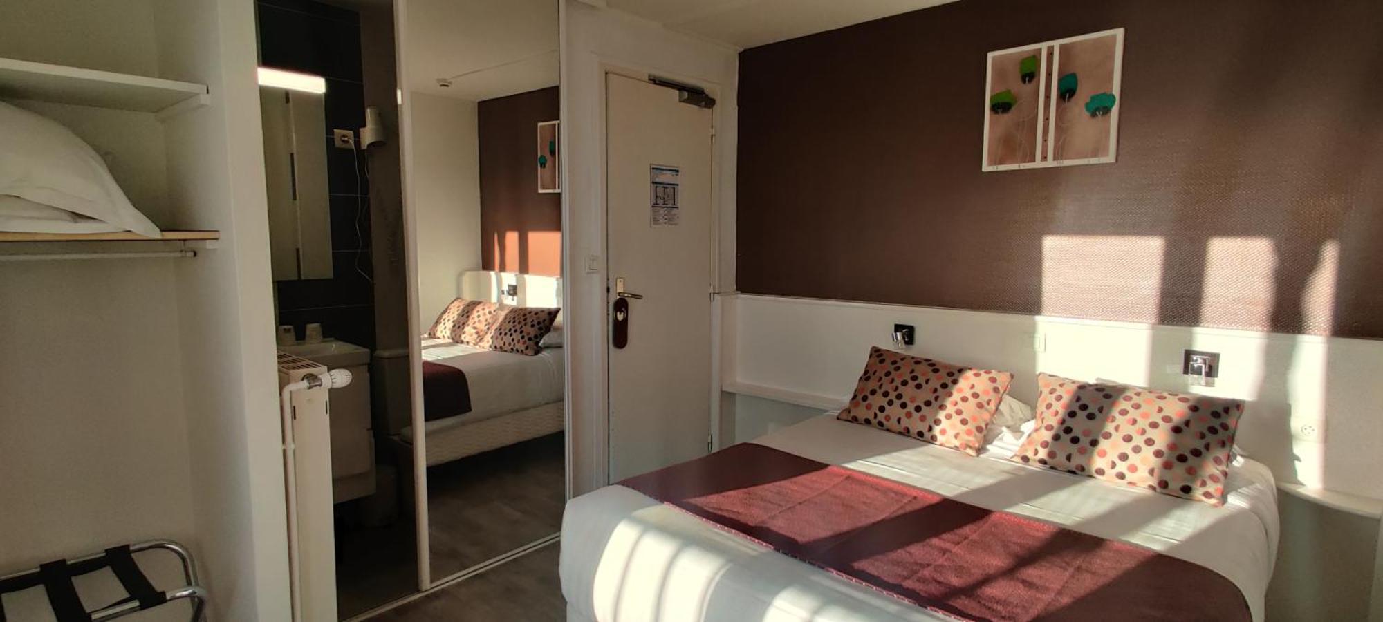 Logis Hotel Les Bleuets Роаян Екстериор снимка