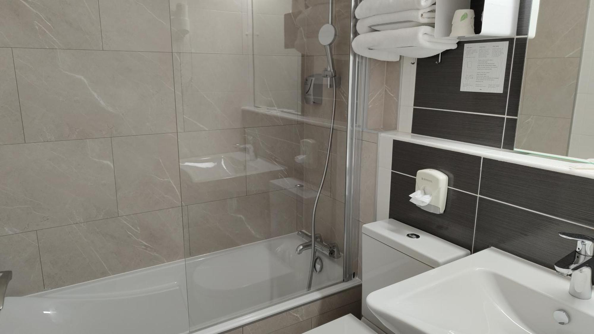 Logis Hotel Les Bleuets Роаян Екстериор снимка