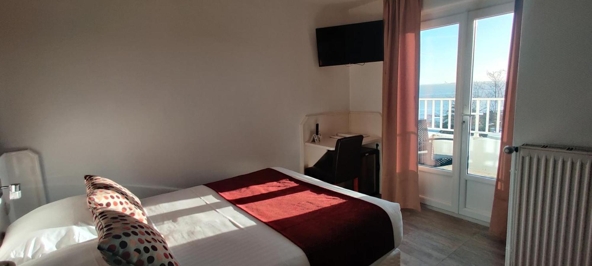 Logis Hotel Les Bleuets Роаян Екстериор снимка