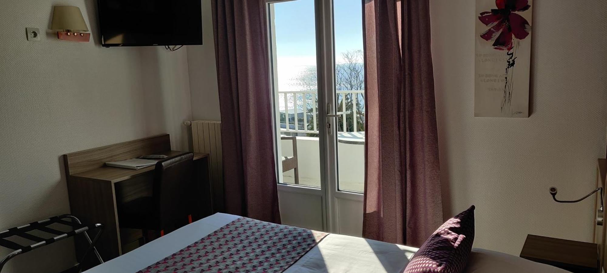 Logis Hotel Les Bleuets Роаян Екстериор снимка
