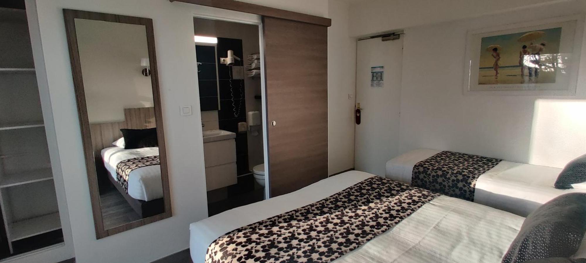 Logis Hotel Les Bleuets Роаян Екстериор снимка